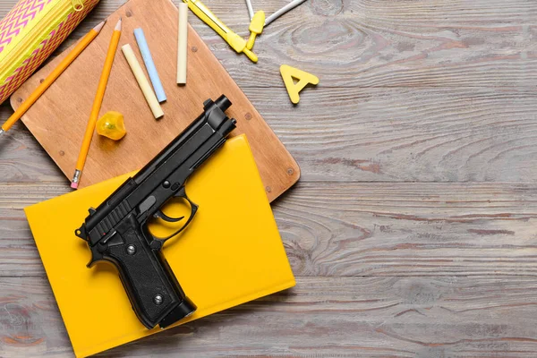 Pistola Artigos Papelaria Sobre Fundo Madeira Conceito Tiroteio Escolar — Fotografia de Stock