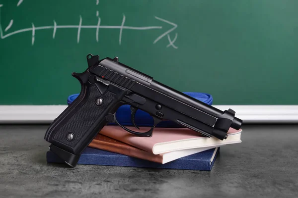 Pistola Livros Mesa Sala Aula Conceito Tiroteio Escolar — Fotografia de Stock