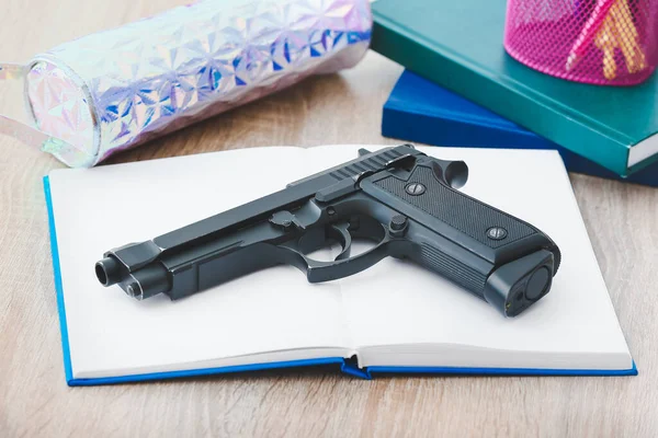Pistola Livro Com Artigos Papelaria Mesa Conceito Tiroteio Escolar — Fotografia de Stock