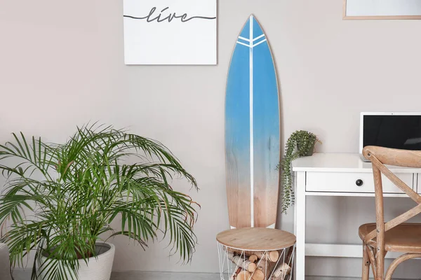 带有冲浪板的现代时尚房间内和带有室内植物的餐桌 — 图库照片