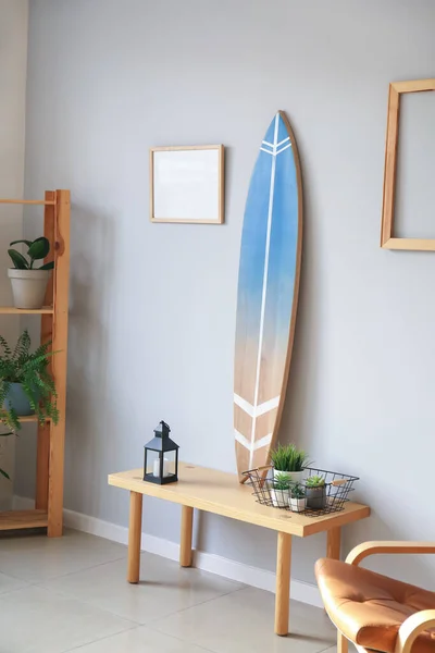 Wnętrze Nowoczesnego Stylowego Pokoju Deską Surfingową Drewnianą Ławką — Zdjęcie stockowe
