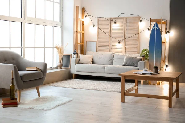 Interior Habitación Moderna Elegante Con Tabla Surf Sofá — Foto de Stock