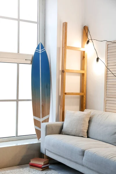 Wnętrze Nowoczesnego Stylowego Pokoju Deską Surfingową Sofą — Zdjęcie stockowe