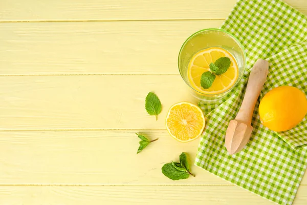 Glass Healthy Lemonade Squeezer Color Wooden Background — Stock Photo, Image