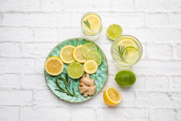 Glasses Healthy Lemonade Plate Citrus Fruits Brick Background — Stock Photo, Image