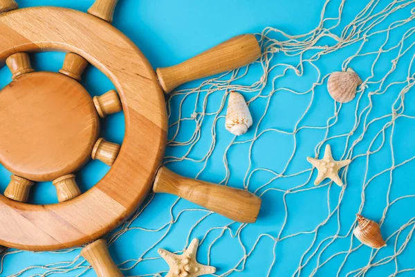 Dümen, ağ ve deniz kabukları renk arkaplanında