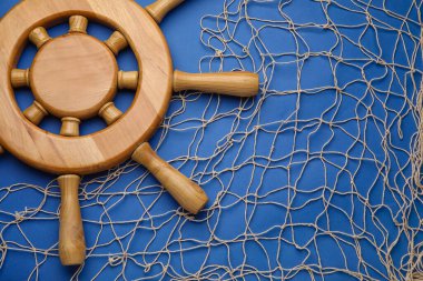 Dümen ve ağ renk arkaplanında