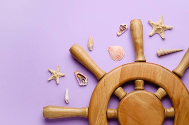 Renkli arka planda dümen ve deniz kabukları