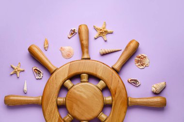 Renkli arka planda dümen ve deniz kabukları