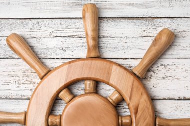 Ahşap arka planda gemi dümeni