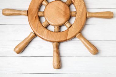 Beyaz tahta arka planda gemi dümeni