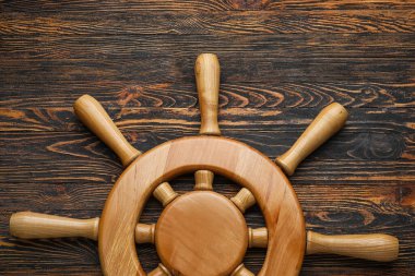Ahşap arka planda gemi dümeni