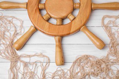 Dümen ve ağ beyaz ahşap arka planda