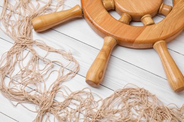 Dümen ve ağ beyaz ahşap arka planda