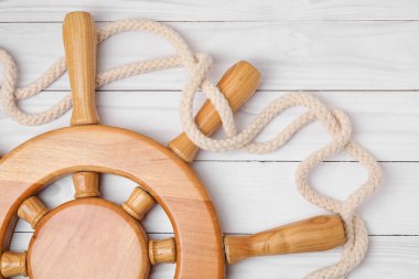 Dümen ve halat beyaz ahşap arka planda