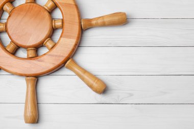 Beyaz tahta arka planda gemi dümeni