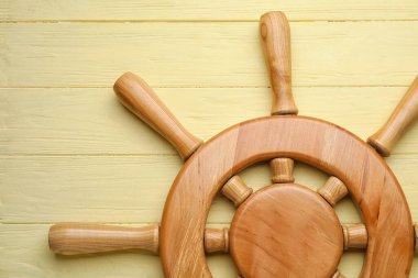 Ahşap arka planda gemi dümeni