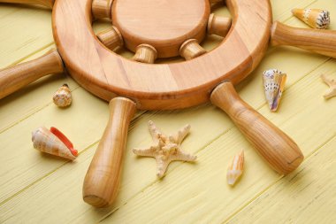 Tahta zemin üzerinde dümen ve deniz kabukları