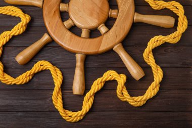 Tahta arka planda dümen ve ip