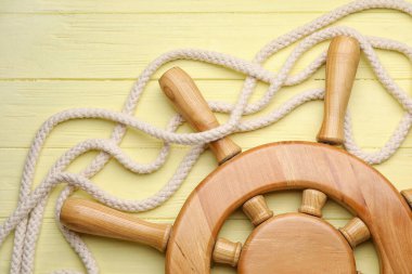 Tahta arka planda dümen ve ip