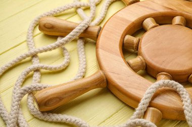 Tahta arka planda dümen ve ip