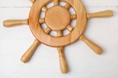 Beyaz tahta arka planda gemi dümeni