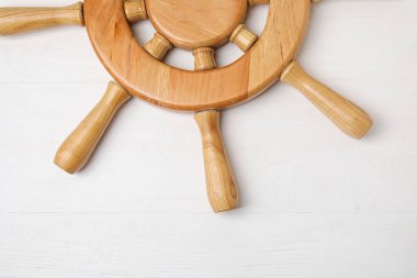 Beyaz tahta arka planda gemi dümeni