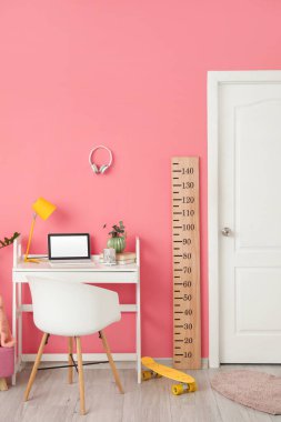 Şık bir çocuk odası.