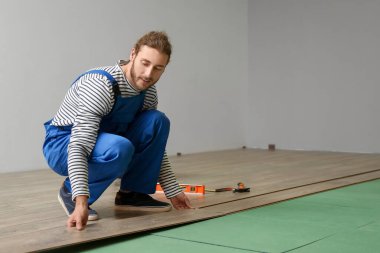 Marangoz odaya kaplama döşeme kuruyor