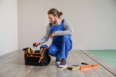 Odaya lamine döşeme montajı sırasında marangoz