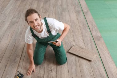 Marangoz odaya kaplama döşeme kuruyor