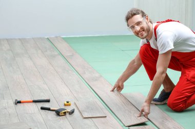 Marangoz odaya kaplama döşeme kuruyor