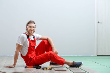 Odaya lamine döşeme montajı sırasında marangoz