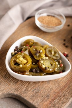 Konserve biberli kase masada, yakın plan.