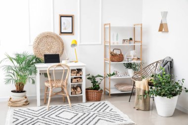 Modern işyerine sahip şık bir oda.