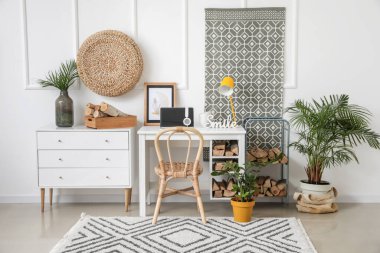 Modern işyerine sahip şık bir oda.