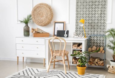 Modern işyerine sahip şık bir oda.