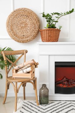 Şömineli şık bir oturma odası.