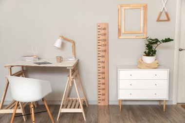 Çalışma odası ve stadyumu olan şık bir oda.