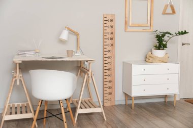 Çalışma odası ve stadyumu olan şık bir oda.