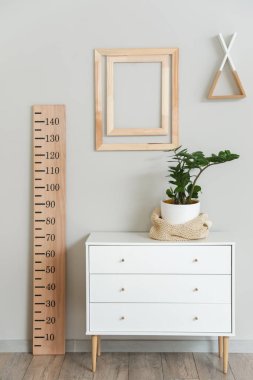 Odanın içindeki ahşap stadyum ölçer.