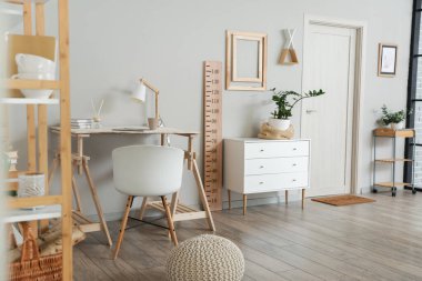 Çalışma odası ve stadyumu olan şık bir oda.