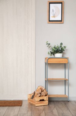 Odunlu modern bir oda.