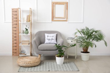 Stadyumu olan şık bir oturma odası.