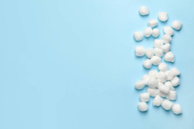 Renk arkaplanında yumuşak pamuk topları