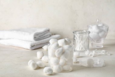 Hafif arkaplanda yumuşak pamuk kabı