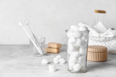 Hafif arkaplanda yumuşak pamuklu cam