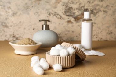 Banyodaki yumuşak pamuklu konteynır.