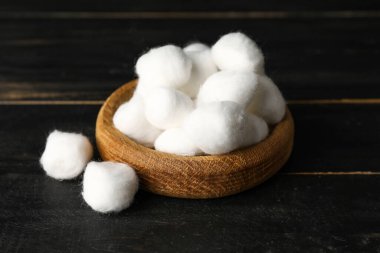 Koyu ahşap arka planda yumuşak pamuklu kase