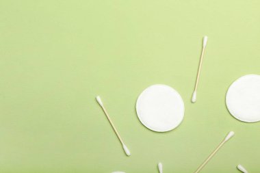 Renk arkaplanındaki pamuk ve bezler